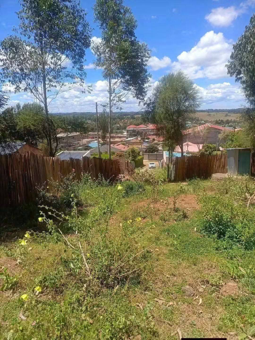 PRIME PLOT FOR SALE!! ~1/4 Plot with a one bedroom mabati Hse  ~200 meters off kipkorgot- Ravine highway  ~Price is 2.4M ~located in longonot(mlima juu) ~Ready title deed  ~Ideal for residential/ commercial, Call us at 0743509093/0721895736   